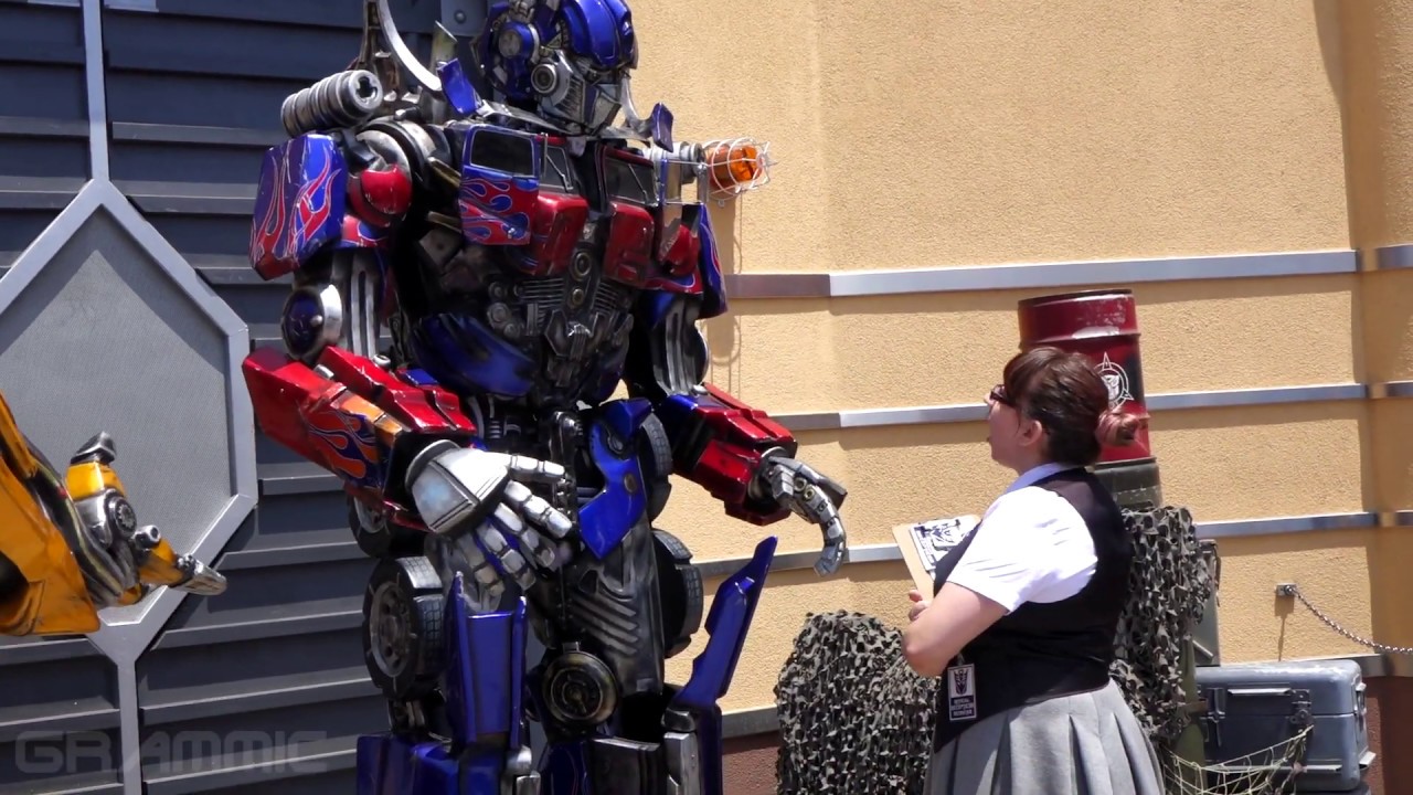 Girls ASKED Optimus Prime & Bumblebee to join the DECEPTICON at Universal Studios, Hollywood!