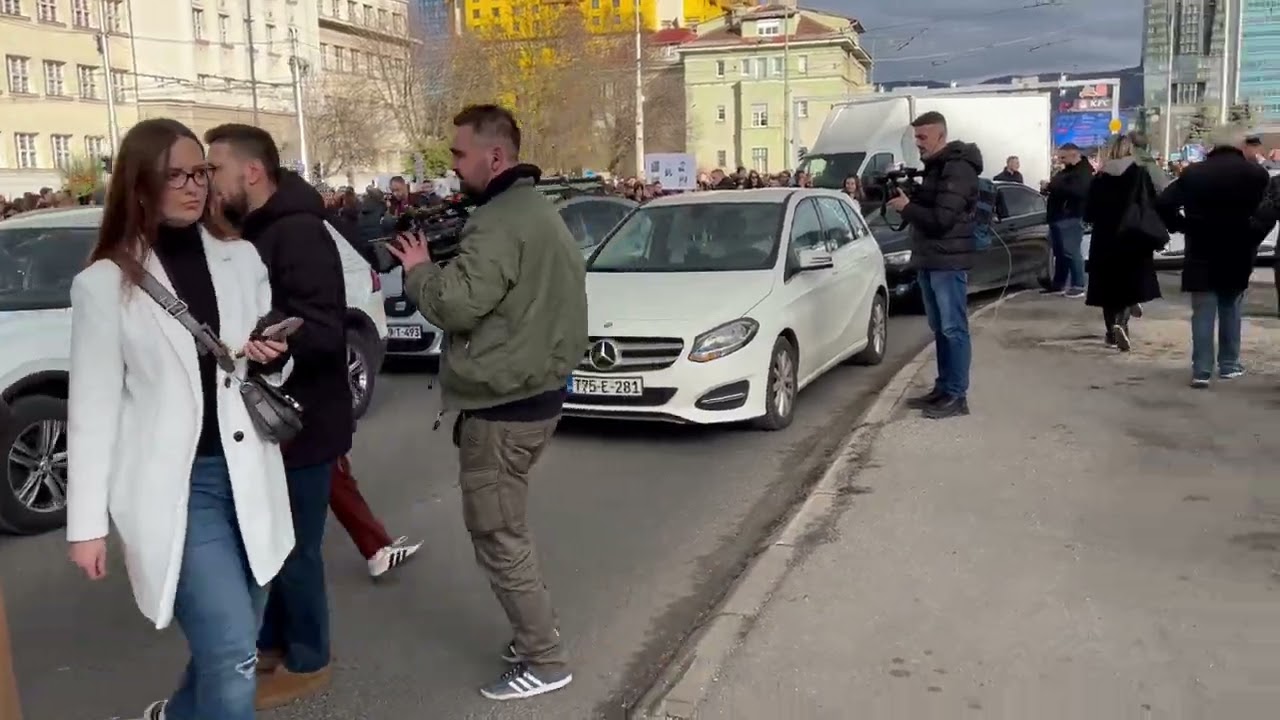 Glavna saobraćajnica blokirana: Vozači izlaze iz automobila kako bi se pridružili protestu
