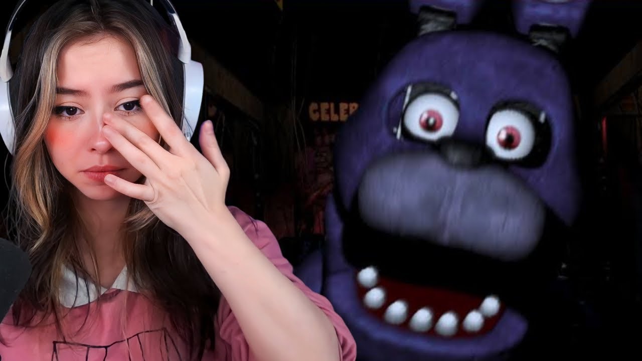 MICTIA JUGANDO A FIVE NIGHTS AT FREDDY'S CON SU HERMANO