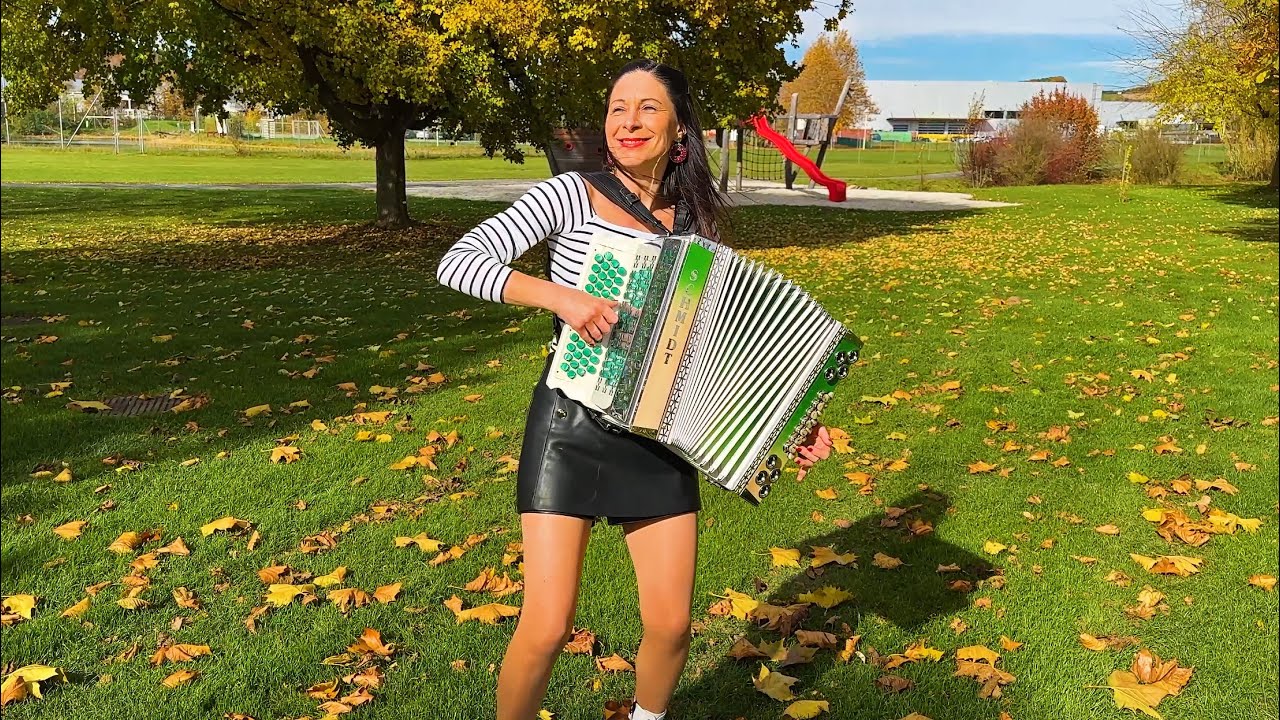 Claudia Hinker spielt 