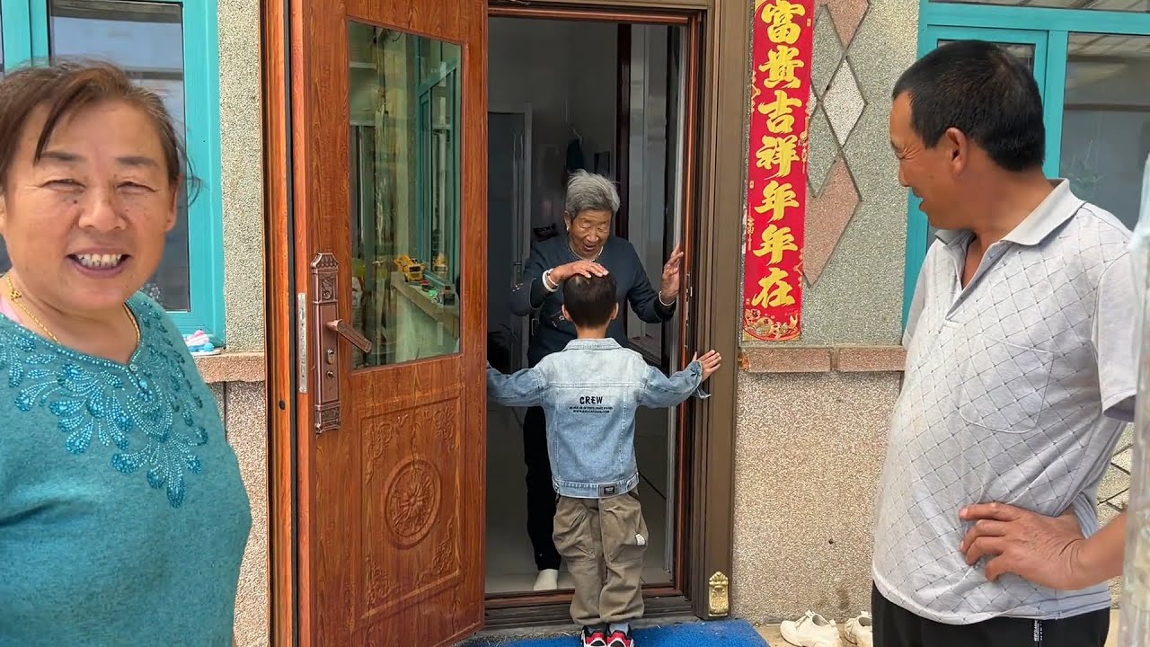 五一假期开始了，二条带媳妇孩子回老家，好久没这么热闹啦！