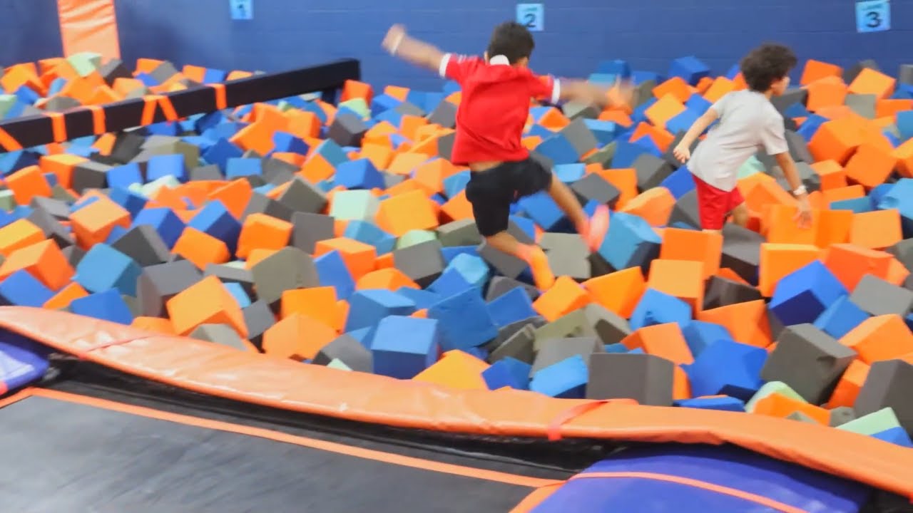 Sky Zone Is Open after Lockdown! Trampoline Park Walk!! SkyZone Fun and fun indoor!