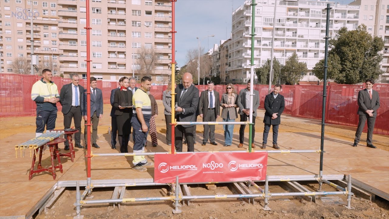 Sevilla inicia el montaje de la portada de la Feria de Abril 2026