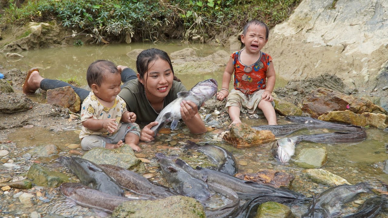 Single mothers harvest fish, giant bamboo shoots to make chili bamboo shoots