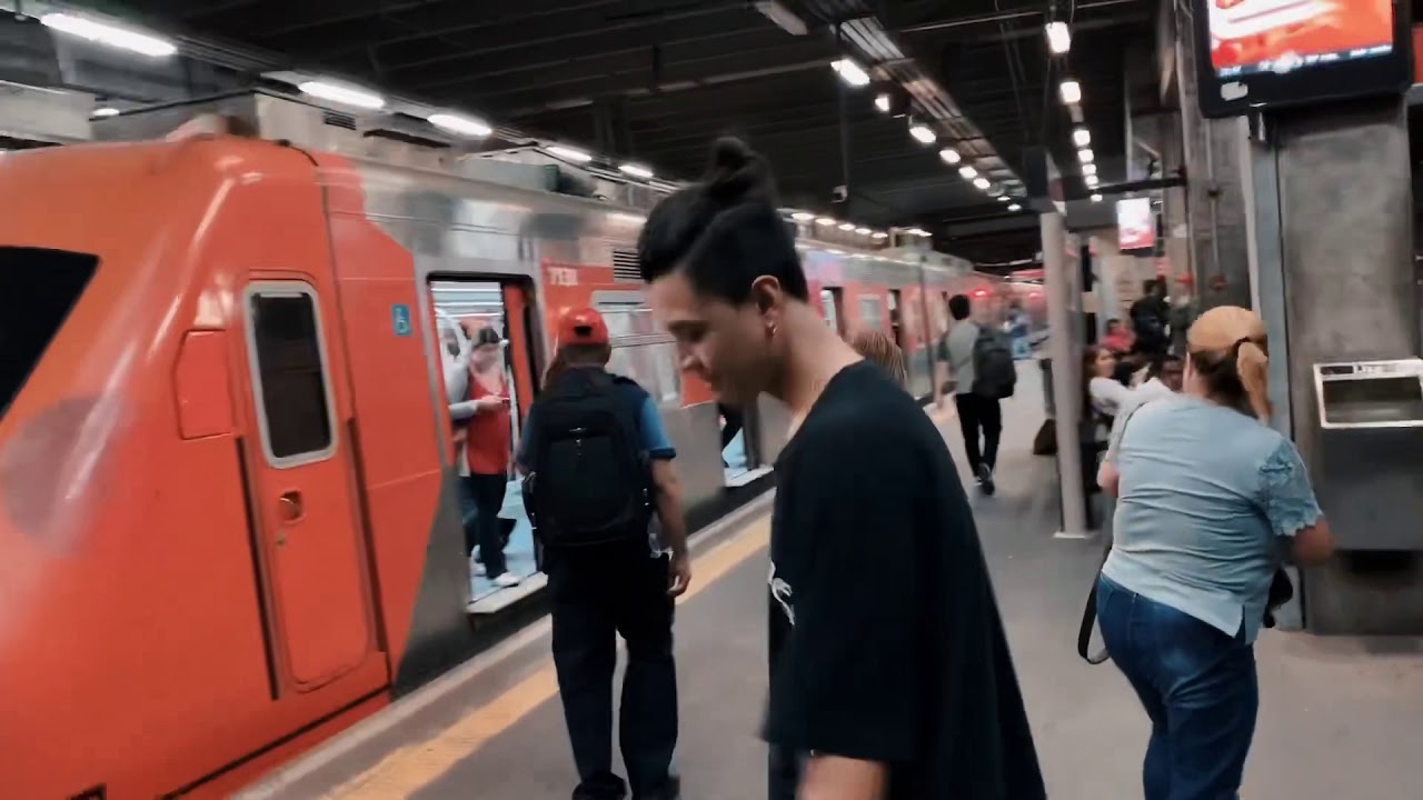 Dan&ccedil;ando na esta&ccedil;&atilde;o de Osasco e OLHA o que aconteceu