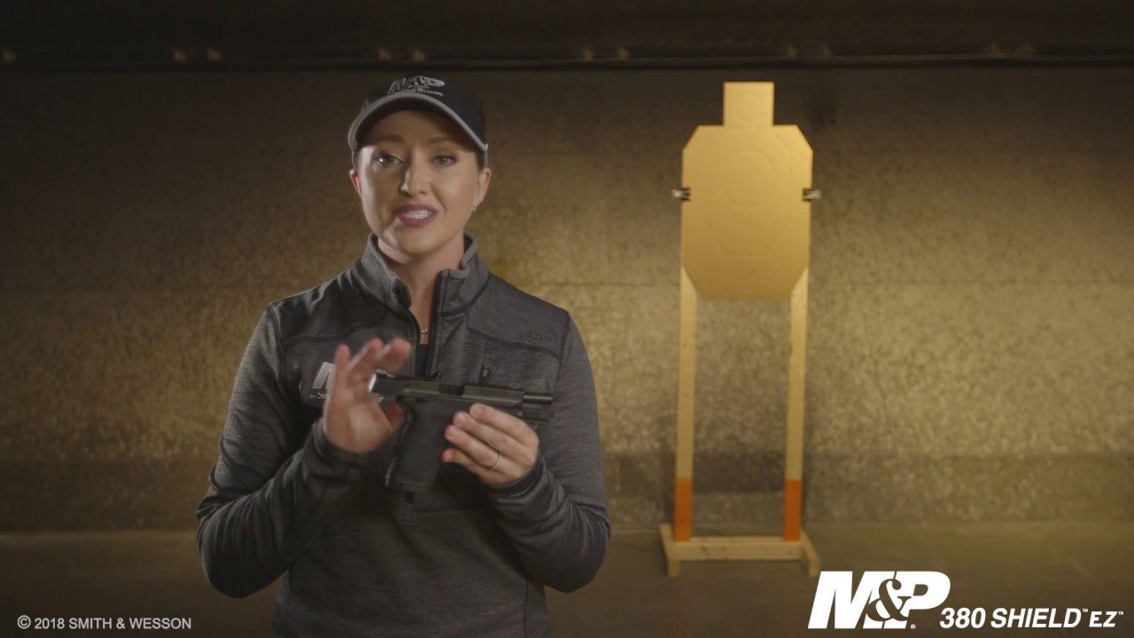 Джули Голоб демонстрирует M&P 380 Shield Ez