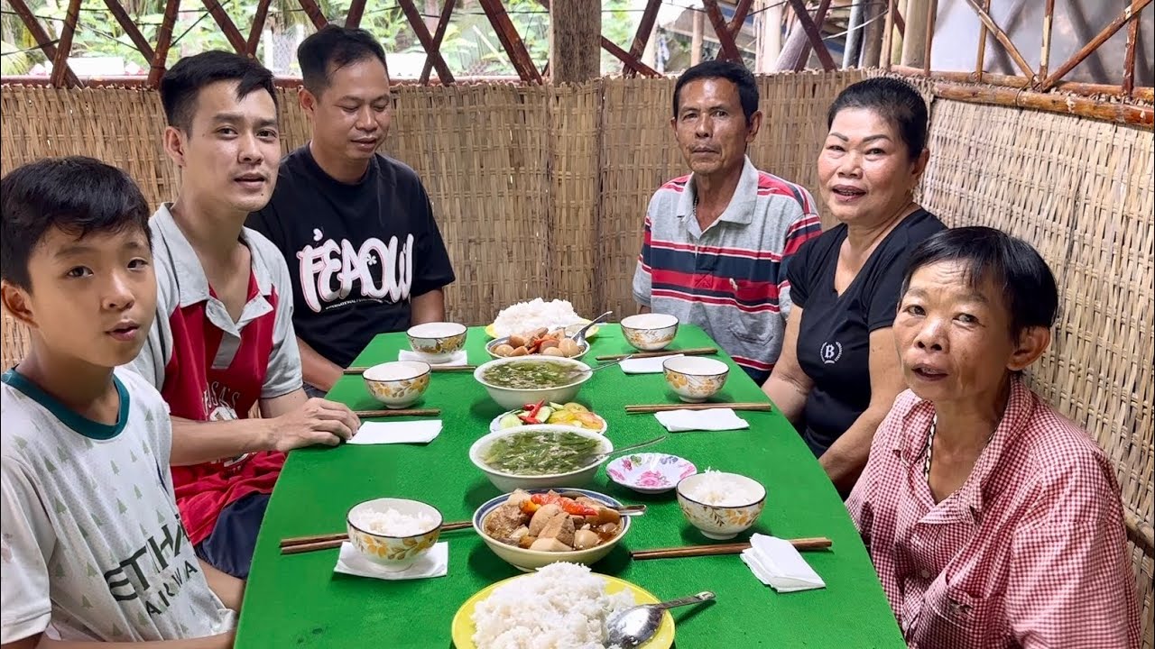Thịt Kho Trứng Vui Mừng Được Chị Giấu Tên Ở Sài Gòn Gởi Tặng 100 Phần Quà Cho Bà Con / at6n