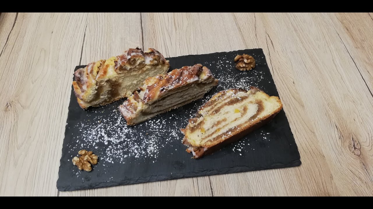 Walnuss Striezel mit Marzipan und Aprikosen