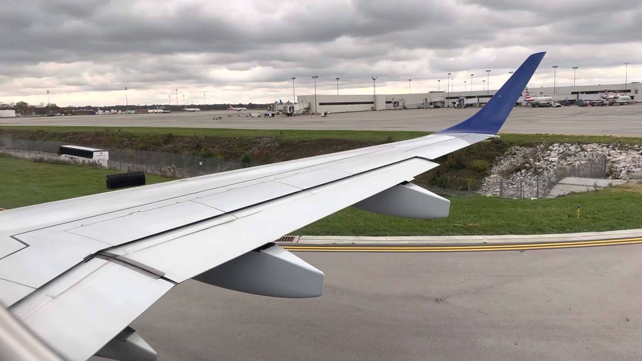 Буксировка, руление и взлет рейса E195 авиакомпании Breeze Airways из Колумбуса (CMH)
