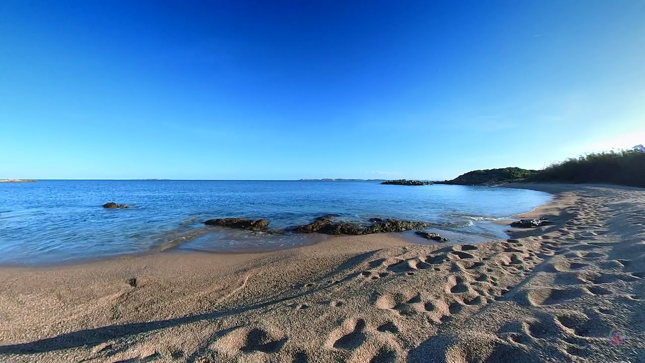 Paysage animé de la Plage de Cala Longa / Cara Lunga à Bonifacio en Corse sur une musique relaxante