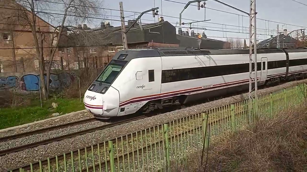 Renfe-Media Distancia UT-599 de tres coches destino Príncipe Pío llegando a la estación de Pozuelo.
