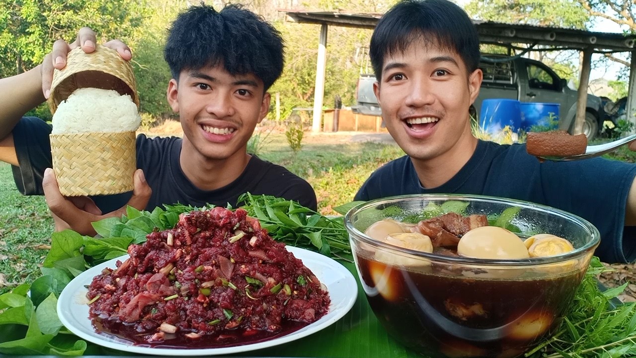 ลาบก้อยสดๆตามใจนนท์ มีพะโล้หมูคากิซดให้ชุ่มคอ มากินด้วยกันครับ.