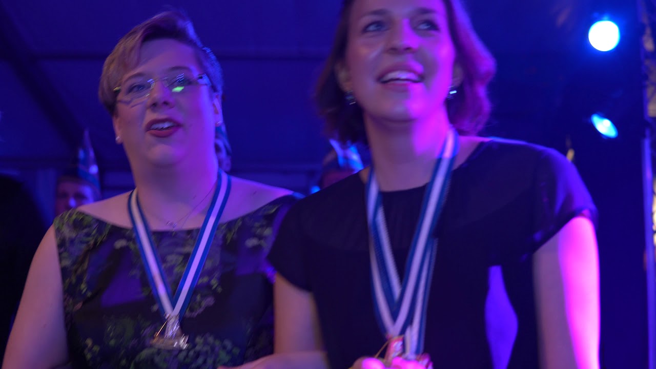 Stadtprinz Tanki singt sein Lieblingslied auf seinem Prinzenball