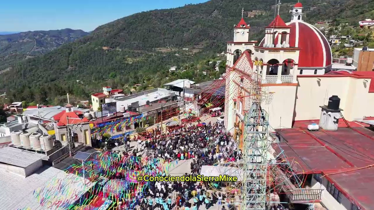 Procesión en honor a San Pedro y San Pablo, en Ayutla Mixe, Oaxaca, Sierra Mixe. 