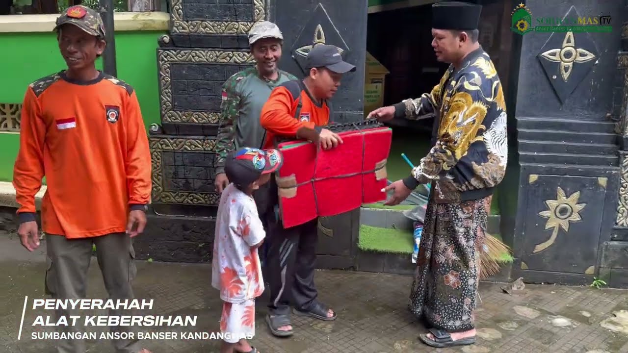 Bakti Sosial Membersihkan Area Makam Keramat Masin - Ansor Banser Kandangmas