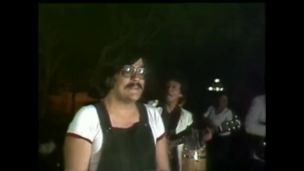 CHICO CHE Y LA CRISIS MICAELA MACORINA CON LA GUITARRA EN VIVO