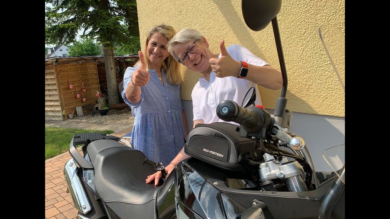 SIS-ter TV in Action: Wir montieren einen Tankrucksack aufs Motorrad