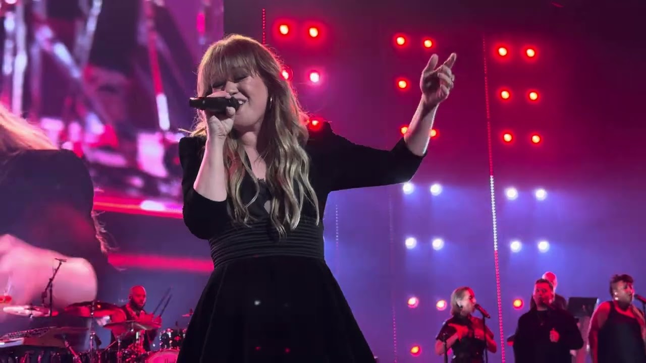 Kelly Clarkson performs Red Flag Collector at The Chemistry Vegas Residency on 2/9/24.