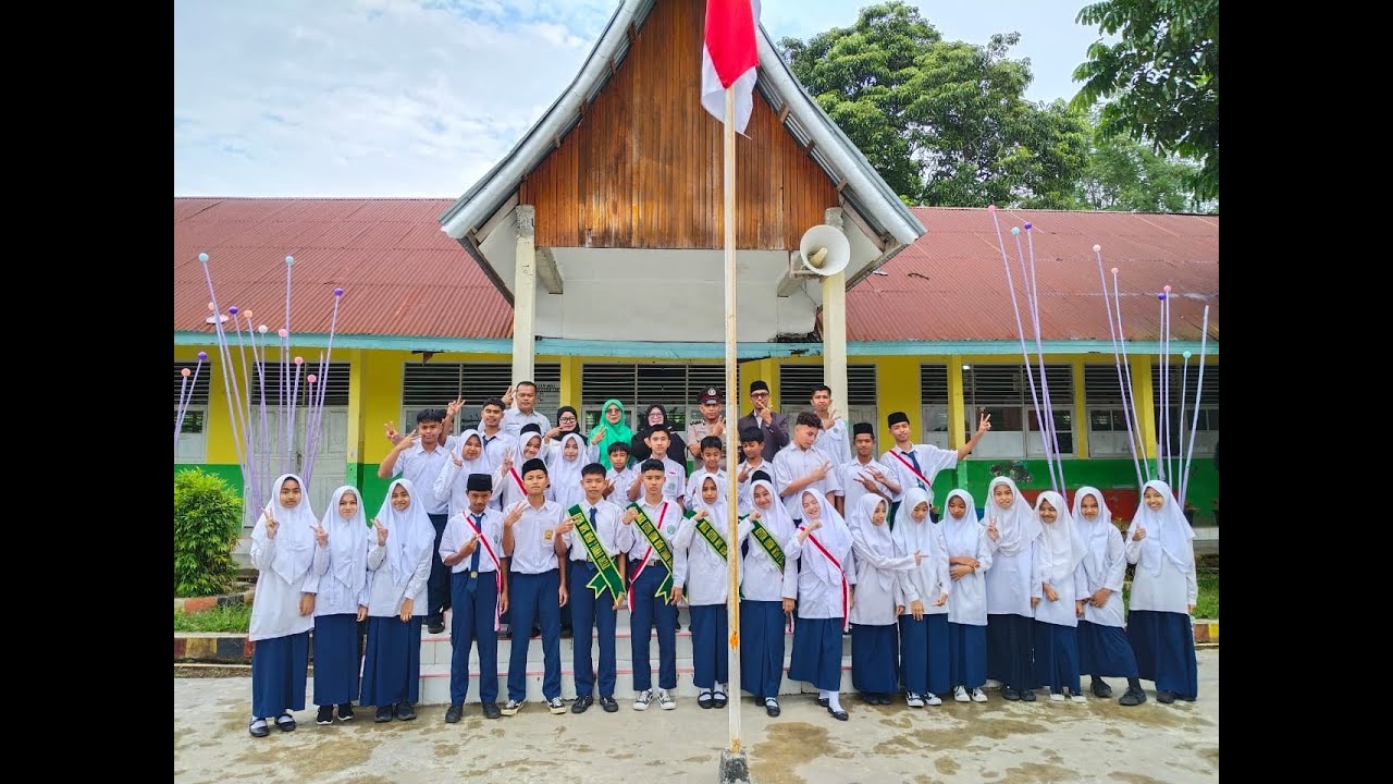 MTsN 2 Tanah Datar Melaksanakan Upacara Bendera Sekaligus Pelantikan Pengurus OSIM