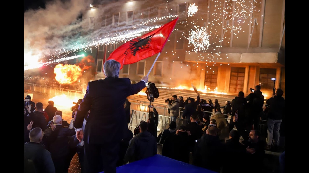 Nga hedhja e molotovëve tek uji me presion, çfarë po ndodh në protestën e opozitës