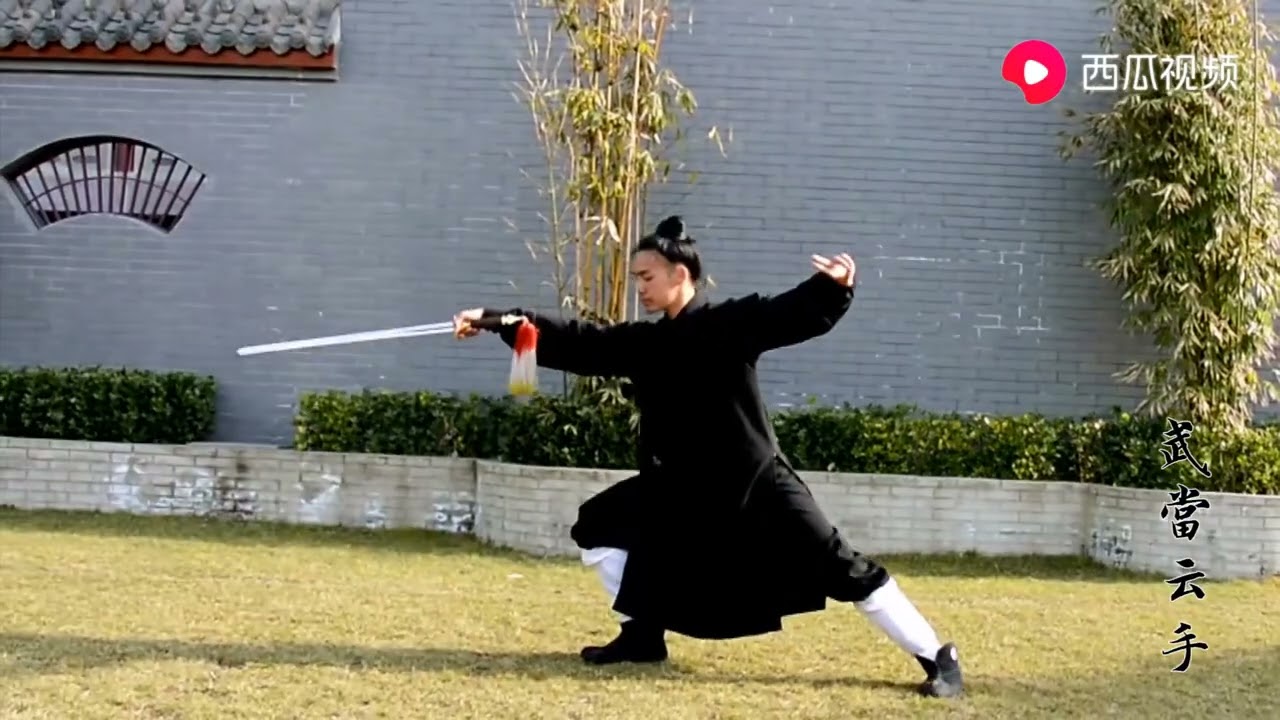 武当太极高手演练太极剑，气质最贴近武当大侠