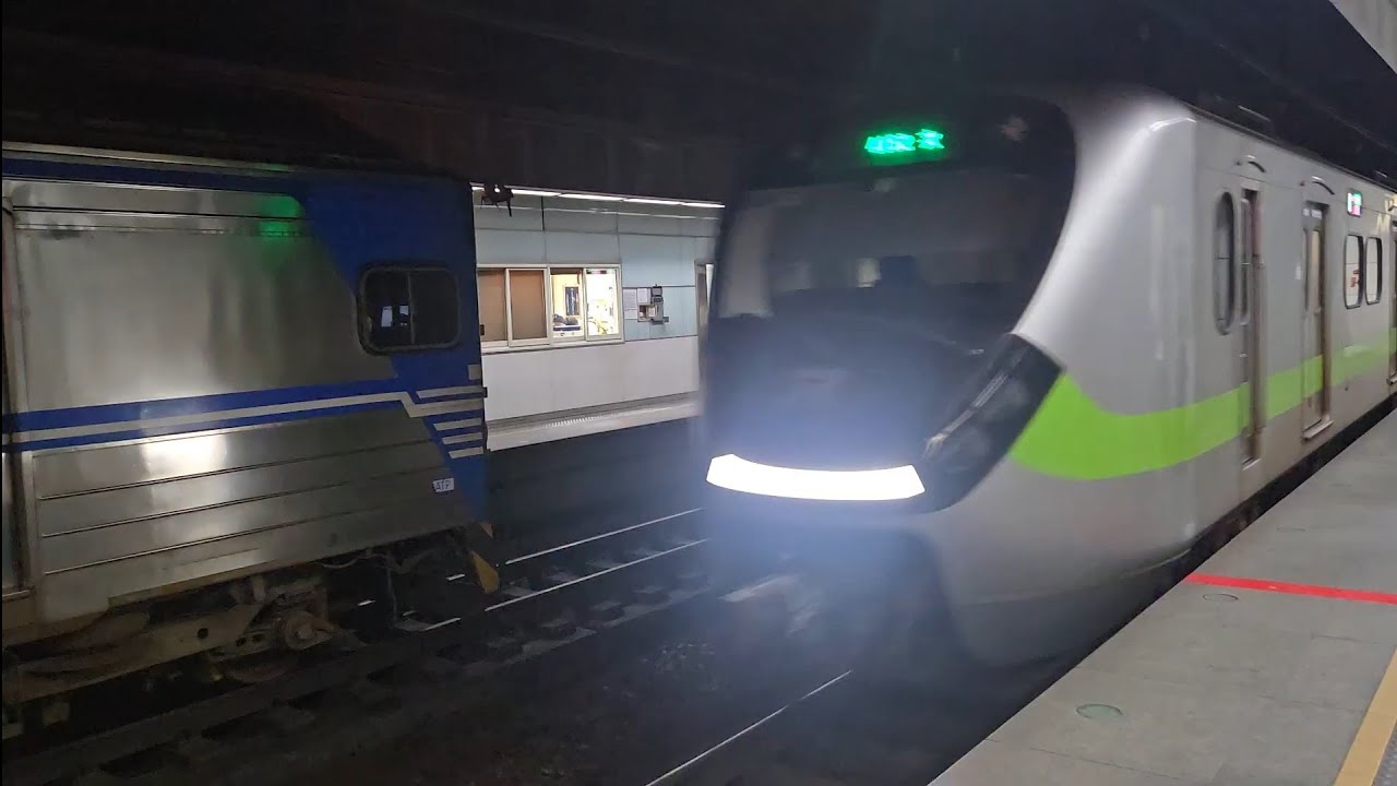 4111次南澳發車經由北迴線開往樹林的EMU500型八輛二編組EMU514+EMU510區間車，和4152次楊梅發車經由宜蘭線開往福隆的銀綠色微笑號EMU900型十輛一編組EMU917區間車