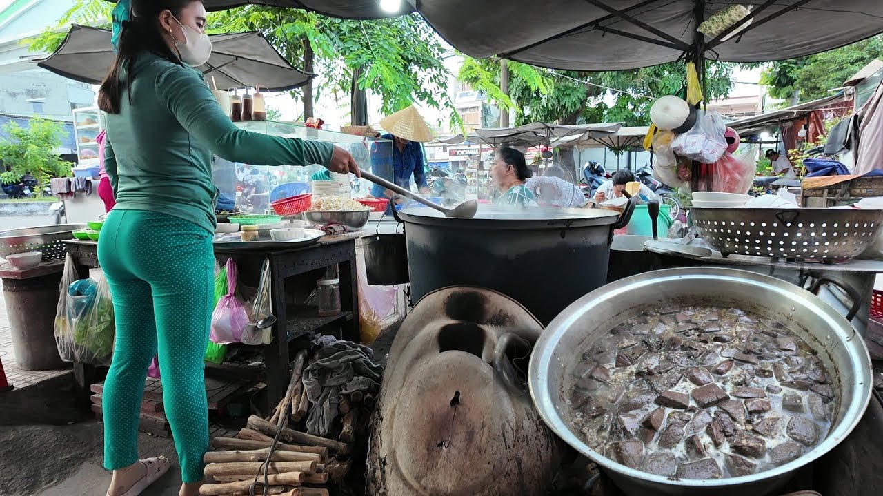 Em gái xinh đẹp bán nồi cháo lòng quá khủng mà giá lại bình dân | Long Xuyên TV