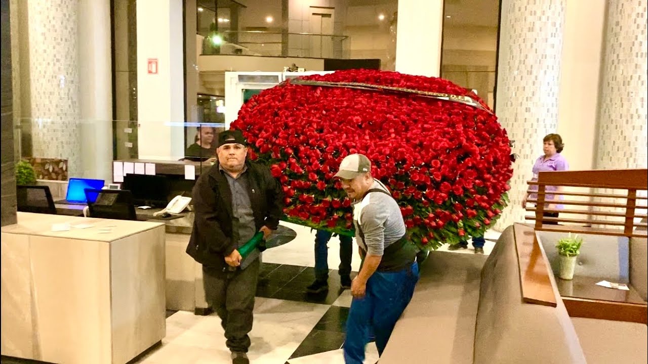 SEGUNDO MEGA-RAMO DE ROSAS ENVÍAN A “LA GILBERTONA” EN SU FUNERAL