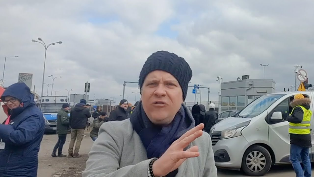 Freelance journalist visits Ukraine border crossing in eastern Poland