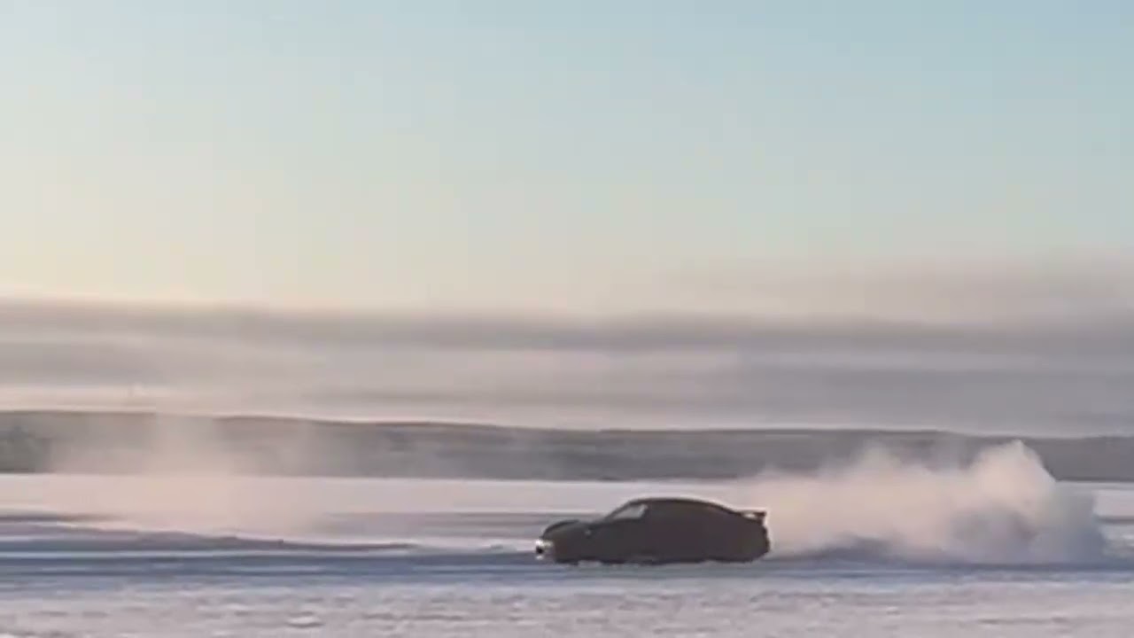 Porsche Taycan jääradalla 