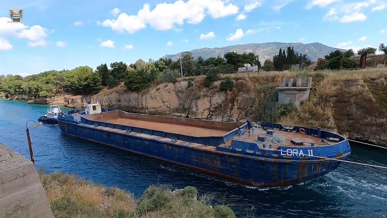 Ρυμουλκούμενη φορτηγίδα στη Διώρυγα Κορίνθου