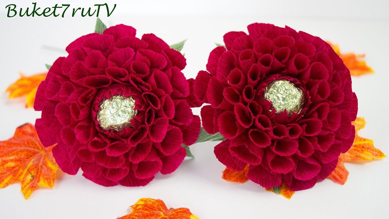 Георгин из гофрированной бумаги с конфетой. Цветы из конфет. DIY Buket7ruTV