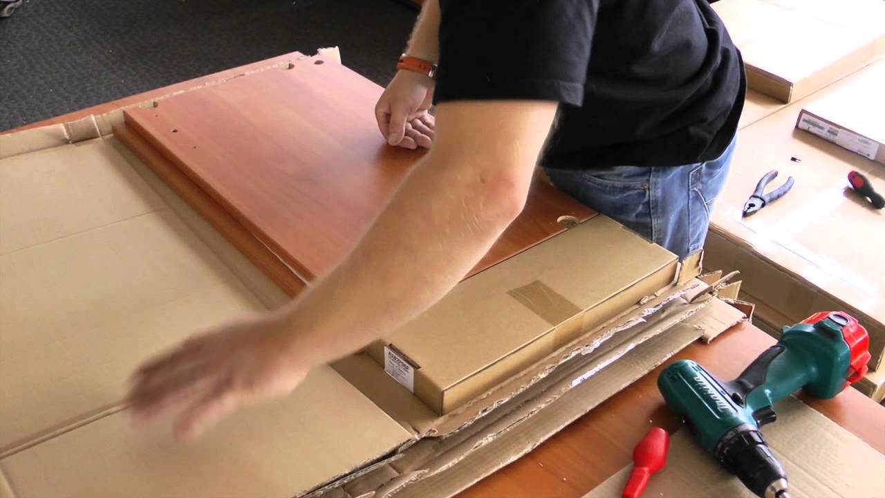 Instalacja mebli do stanowisk roboczych