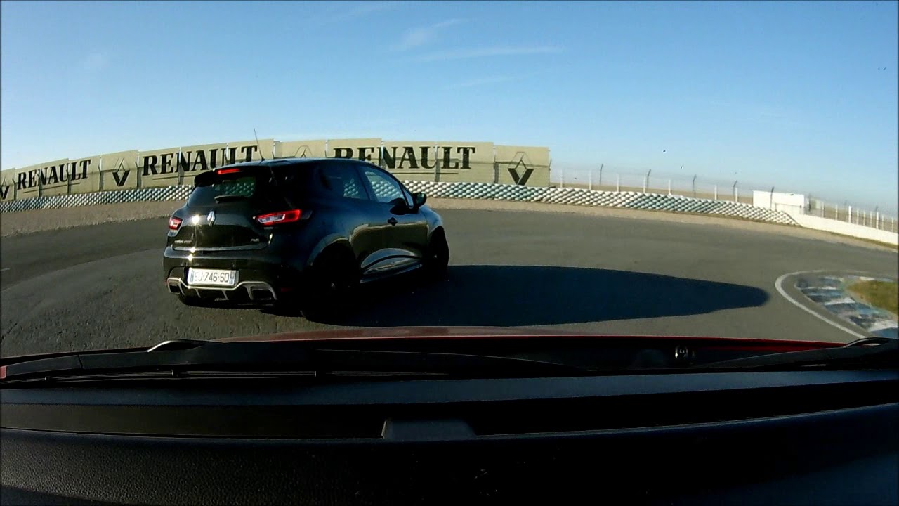 Swift Sport ZC33S chasing Clio 4 RS Trophy