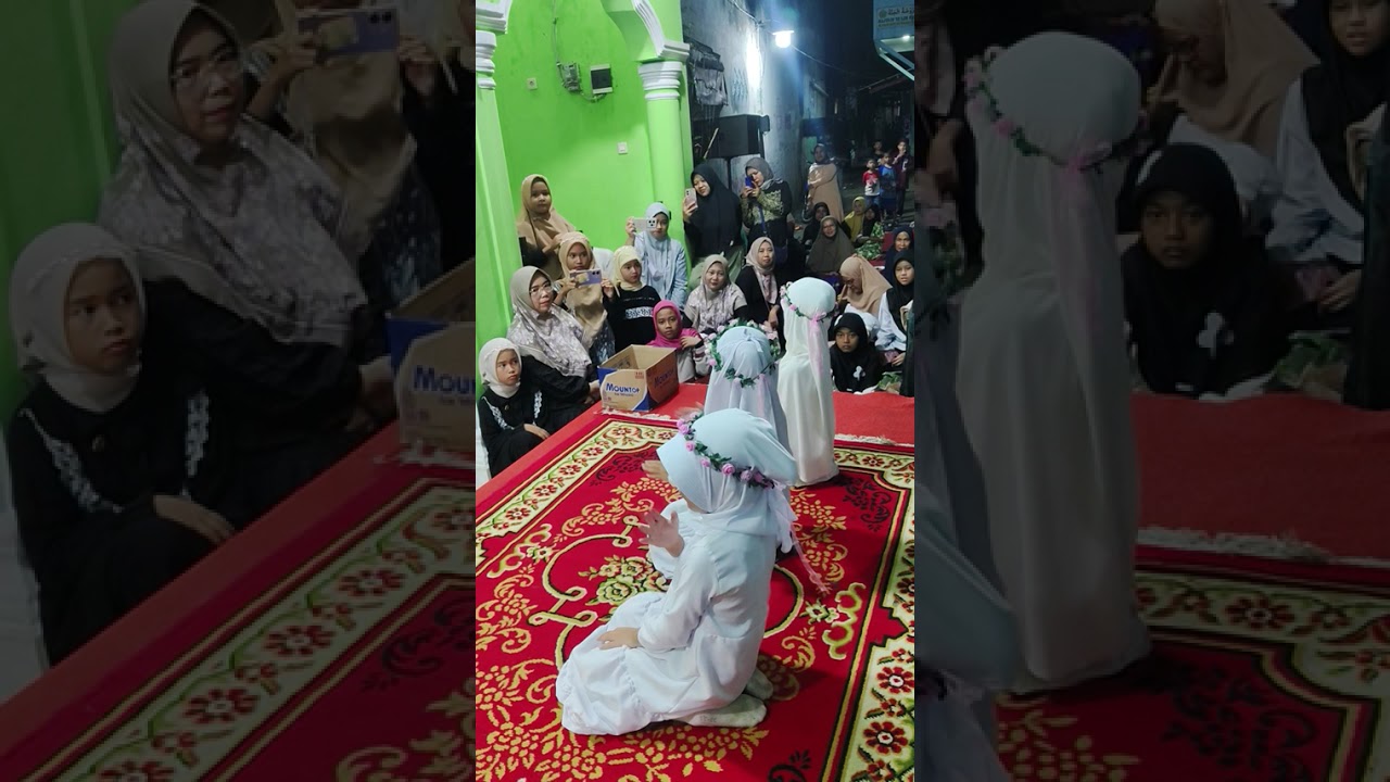 Penampilan dari santriwati dengan lagu sholawat Allohulkafi