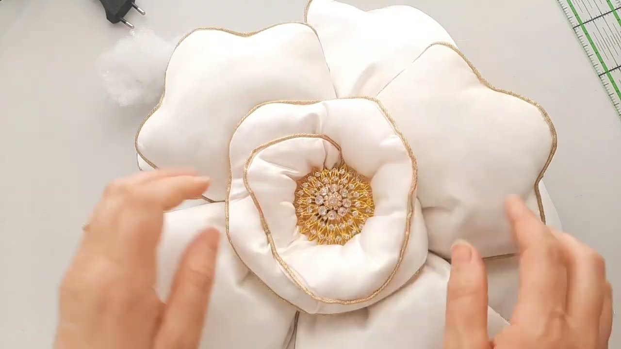 خيطت وسادة على شكل وردة🌸والنتيجة فاجأتني 😍 مشروع سهل وبسيط. 
