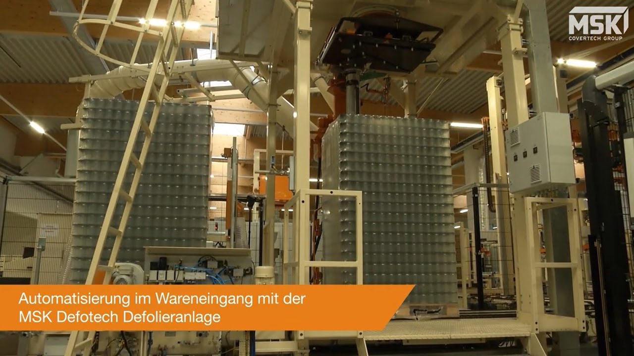 Folienverpackte Paletten im Wareneingang mit der Hand auspacken? Nicht mit der MSK Defotech!