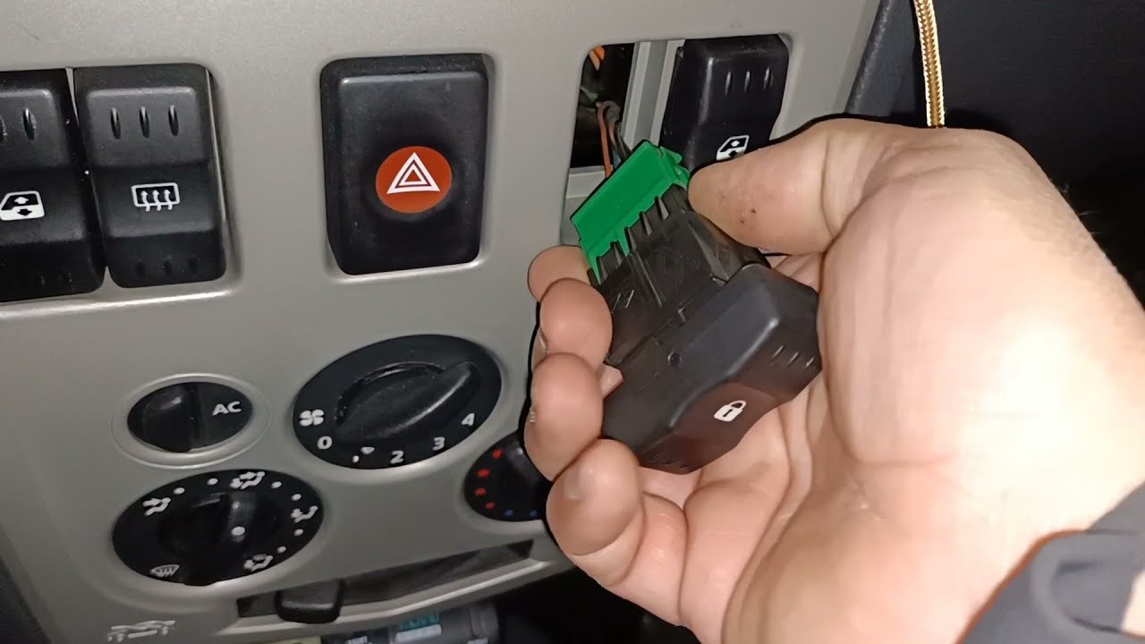 Dacia Logan, cambio lampadina alla chiusura centralizzata