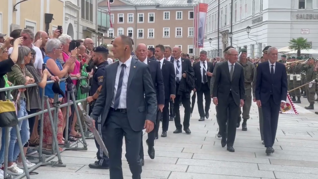 Trillerpfeifen und Klatschen: Van der Bellen trifft zur Festspieleröffnung in Salzburg ein