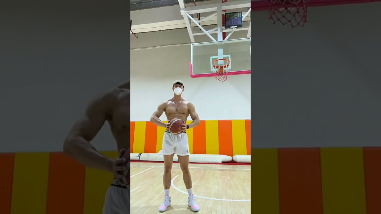 He is two meters tall，Adolescent muscle man身高两米的，帅男孩