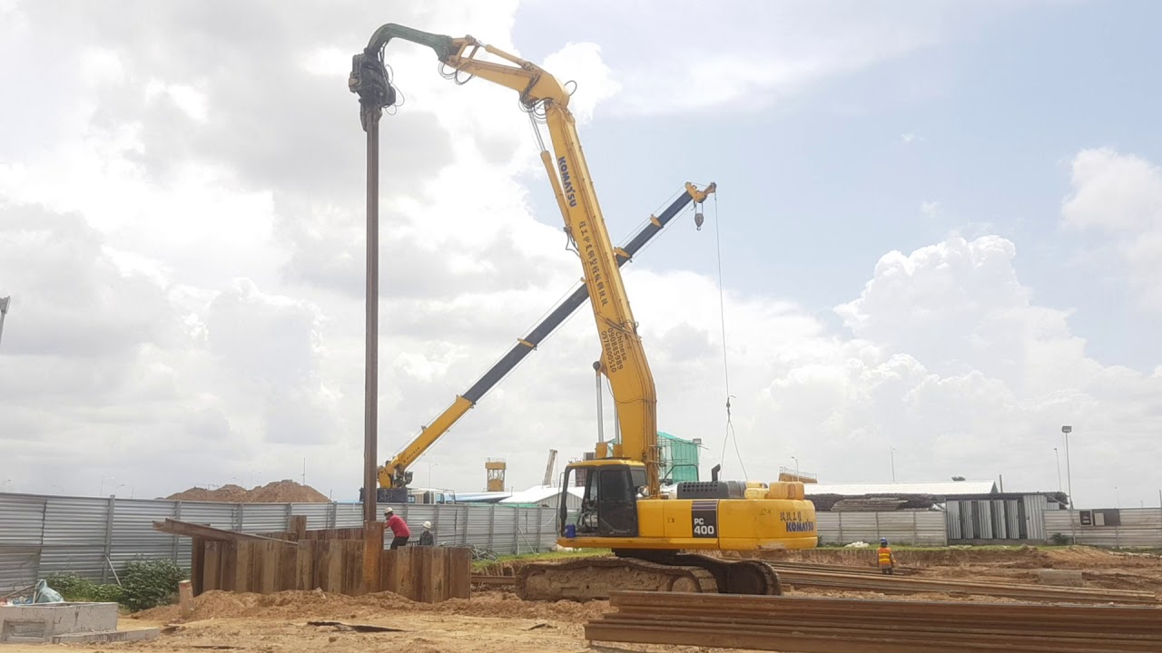Amazing Excavator Komatsu PC400 deep sheet pile installation