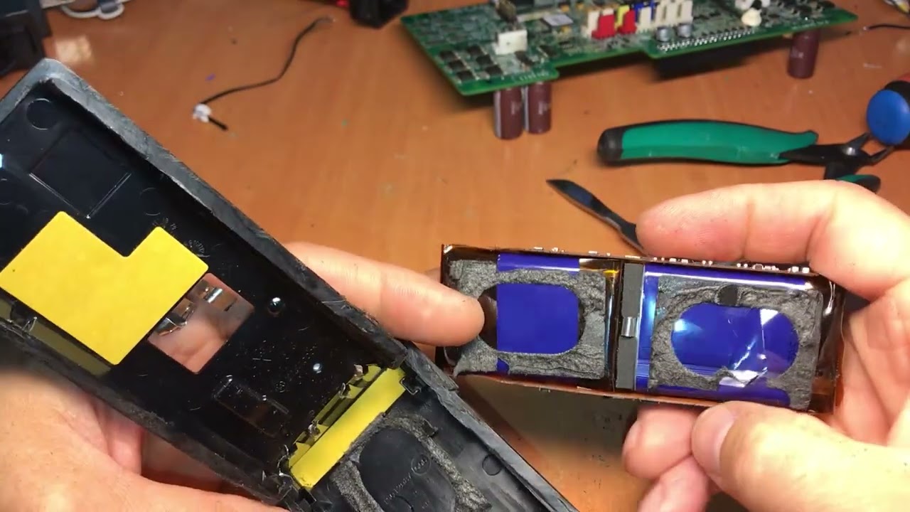 Motorola Impres, в середині батареї та зарядки до XPR7350e.