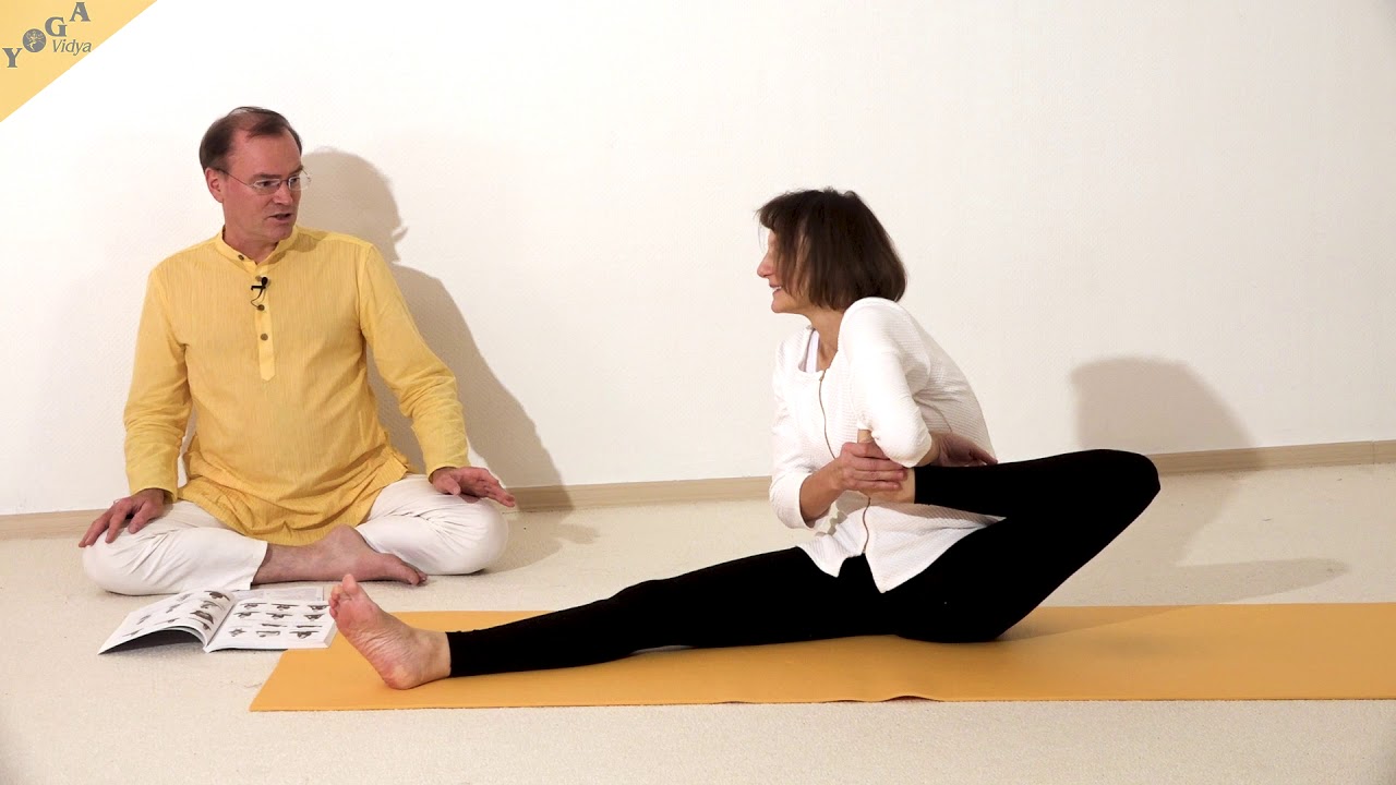 Yoga-Stock mit Fuß unter der Achsel bei ausgestrecktem Bein - Yoga Dandasana - Yoga Asana Lexikon