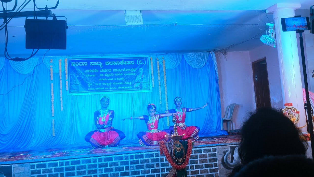 Gajavadhana Bhadhuvae