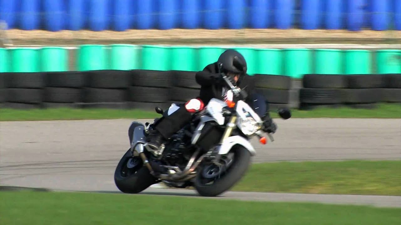 Le test ultime de la Suzuki GSR 750 par Mekatrix