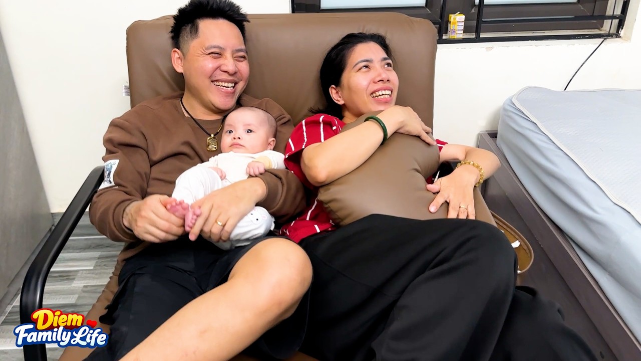 Dad smiled happily when Mom bought him a pair of pants as a gift