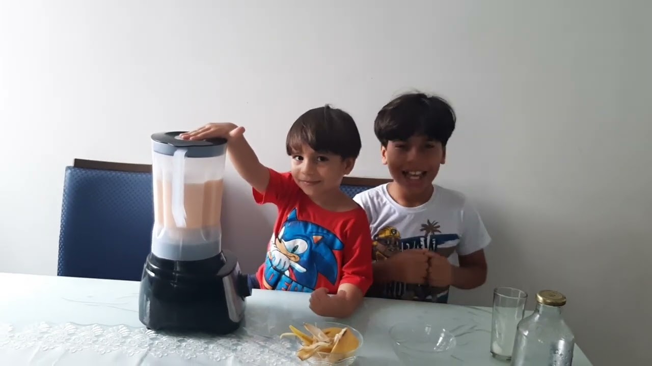 Emanuel Yosef fazendo vitamina de frutas xom Ysrael