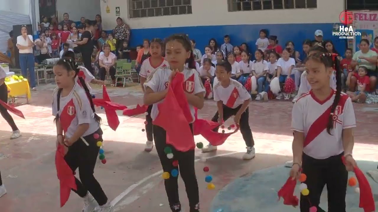 Alumnos del 3er Grado B de la IE Zoila Delgado de Quintana de Tumbes