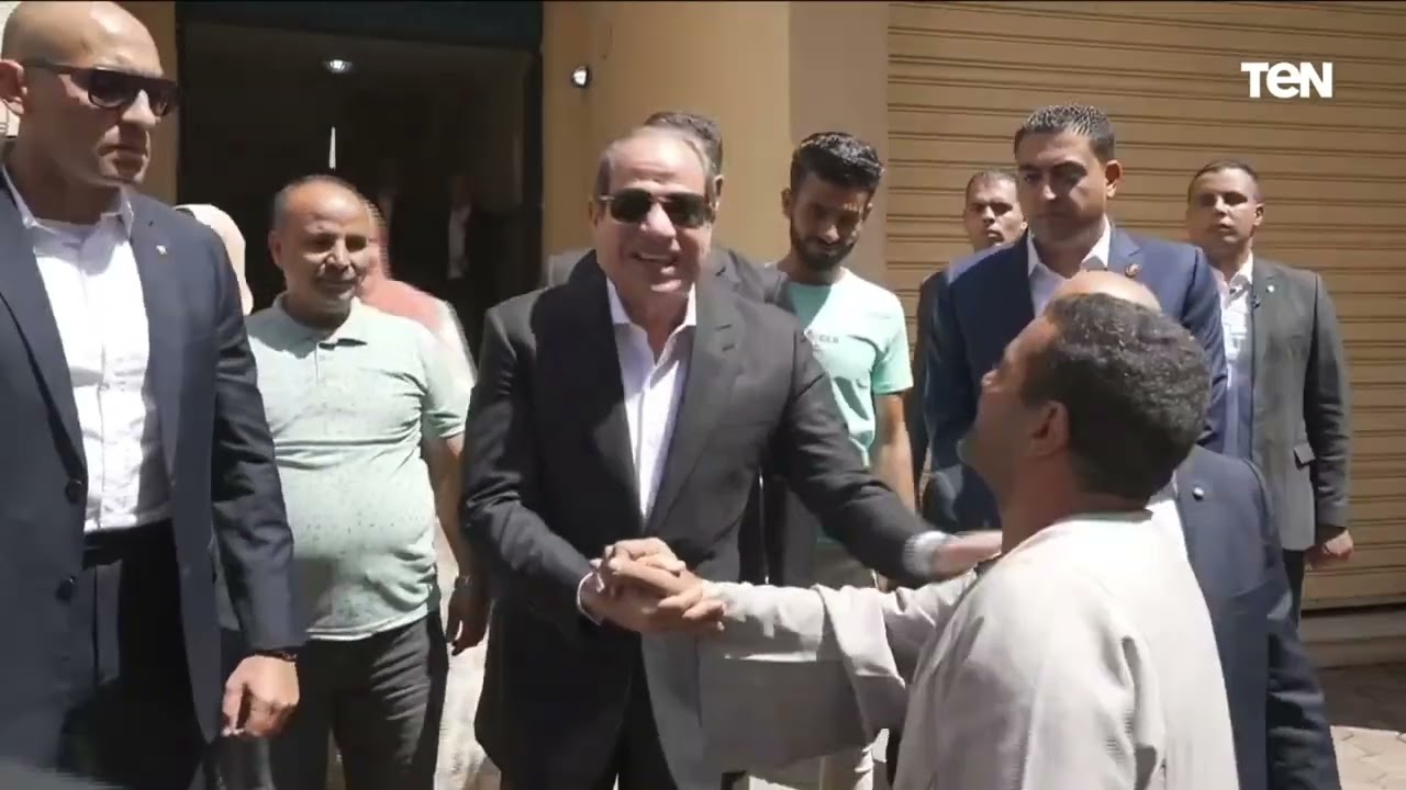 الرئيس السيسي يلتقط صور وسط الحشود من المصريين بقرية سدس الأمراء