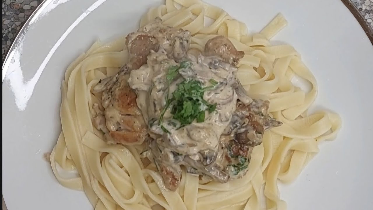 دجاج بالفطر والقشدة الطرية لذة خيالCreamy chicken mushrooms easy and delicious 😋